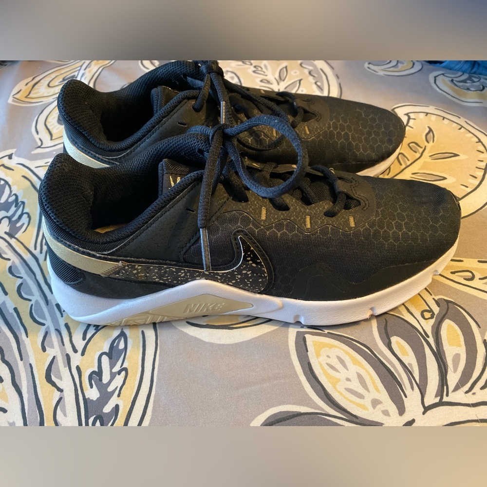 Women’s Nike tennis shoes